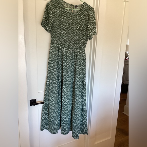 Ladies green maxi with smocking top shirt sleeves - Picture 1 of 3